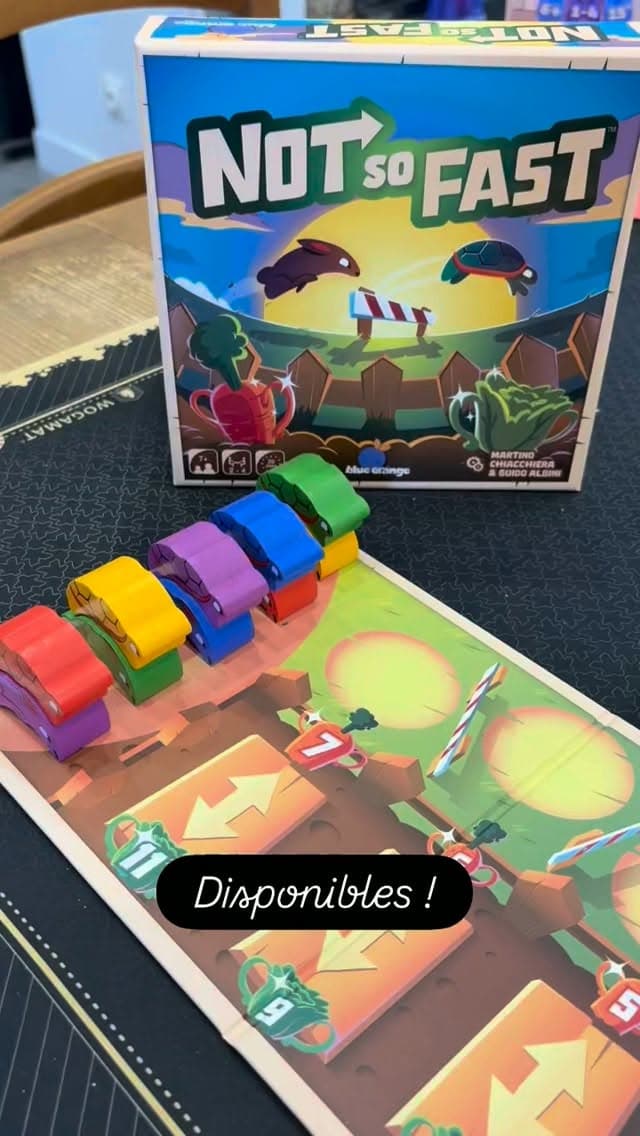 L’excellent jeu Not So Fast est arrivé.😊 Il se joue de 2 à 4 personnes et à partir de 7 ans. Aléatoirement, on distribu…